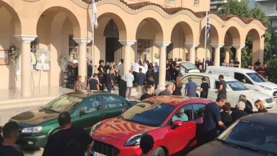 Θλίψη στο «τελευταίο αντίο» στον 32χρονο Μανούσο Φαρμάκη – Τραγικές φιγούρες οι αδελφές του, Όλγα και Γωγώ Φαρμάκη