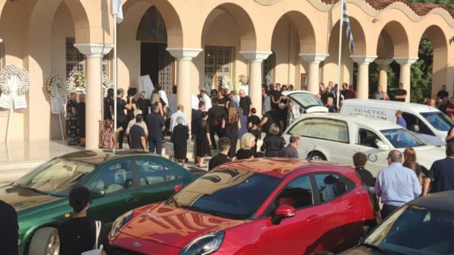 Θλίψη στο «τελευταίο αντίο» στον 32χρονο Μανούσο Φαρμάκη – Τραγικές φιγούρες οι αδελφές του, Όλγα και Γωγώ Φαρμάκη