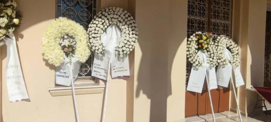 Θλίψη στο «τελευταίο αντίο» στον 32χρονο Μανούσο Φαρμάκη – Τραγικές φιγούρες οι αδελφές του, Όλγα και Γωγώ Φαρμάκη