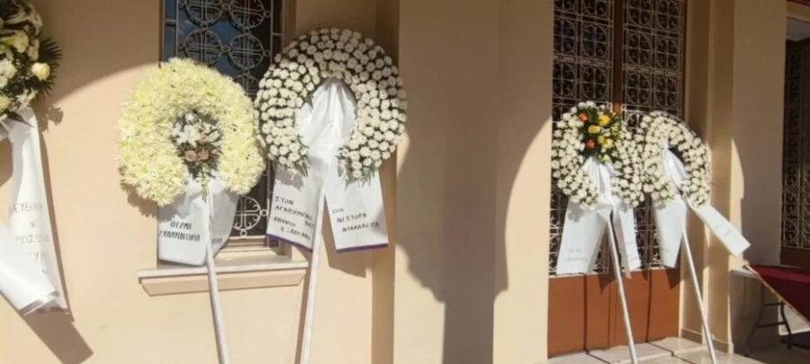 Θλίψη στο «τελευταίο αντίο» στον 32χρονο Μανούσο Φαρμάκη – Τραγικές φιγούρες οι αδελφές του, Όλγα και Γωγώ Φαρμάκη