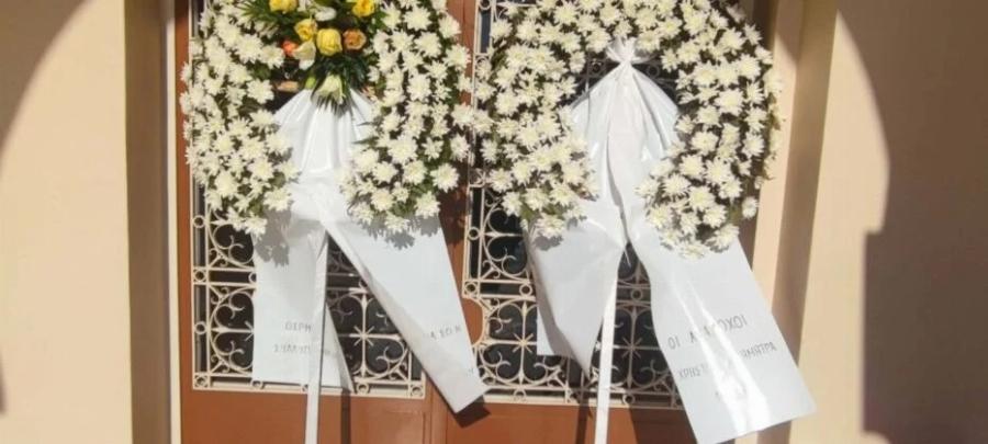 Θλίψη στο «τελευταίο αντίο» στον 32χρονο Μανούσο Φαρμάκη – Τραγικές φιγούρες οι αδελφές του, Όλγα και Γωγώ Φαρμάκη