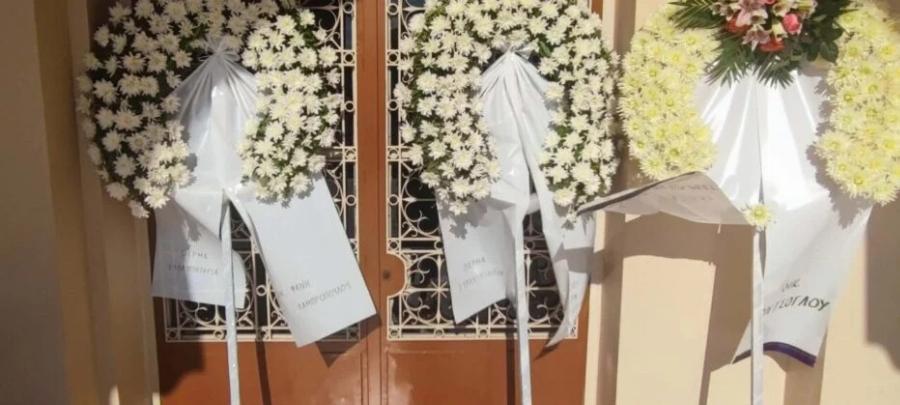 Θλίψη στο «τελευταίο αντίο» στον 32χρονο Μανούσο Φαρμάκη – Τραγικές φιγούρες οι αδελφές του, Όλγα και Γωγώ Φαρμάκη