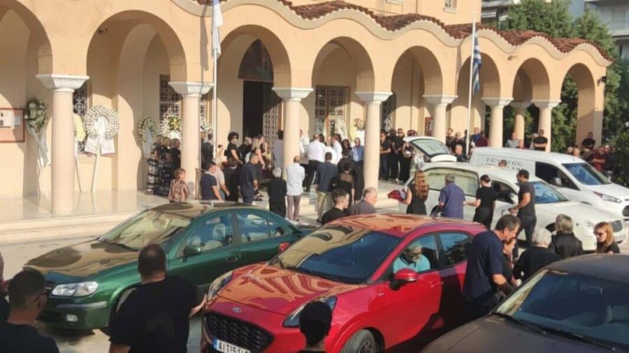 Θλίψη στο «τελευταίο αντίο» στον 32χρονο Μανούσο Φαρμάκη – Τραγικές φιγούρες οι αδελφές του, Όλγα και Γωγώ Φαρμάκη
