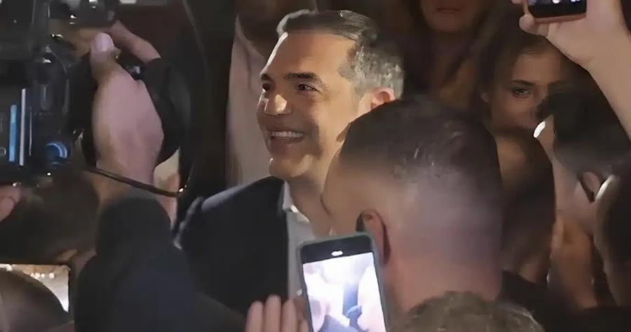 Xαμoς στην παρουσίαση του βιβλίου του Τσίπρα – Φώναζαν: «Να τος ο πρωθυπουργός!»