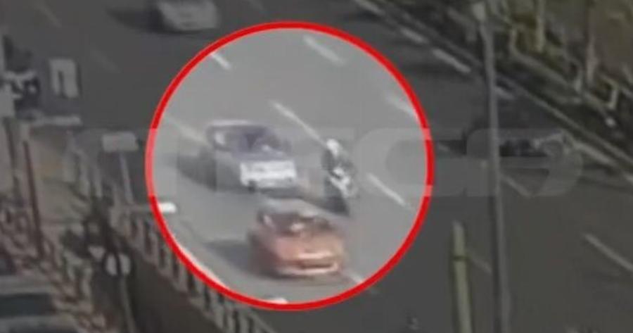 Ένα αυτοκίνητο παρέσυρε τη μηχανή πασίγνωστου ηθοποιού, σέρνοντάς την για μέτρα επί της λεωφόρου Συγγρού