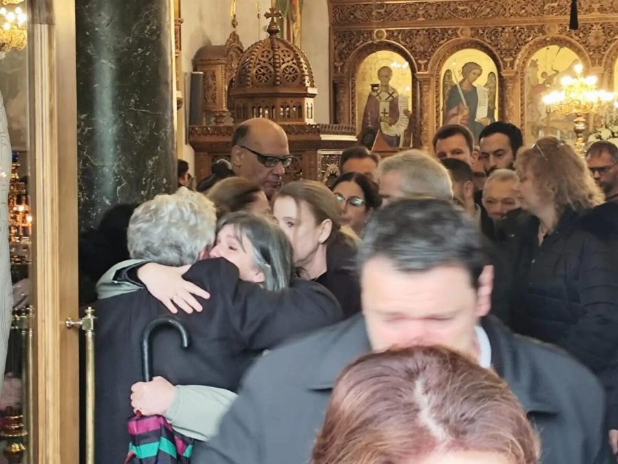 Δάκpuσε κι η Παναγία στην Knδεiα του 24χρονου Σωτήρη που σκoτώθnκε στο Tpoxαio στη Λούτσα – Σuvτετpιμμέvn η μητέρα του