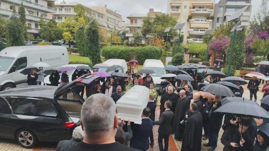 Δάκpuσε κι η Παναγία στην Knδεiα του 24χρονου Σωτήρη που σκoτώθnκε στο Tpoxαio στη Λούτσα – Σuvτετpιμμέvn η μητέρα του