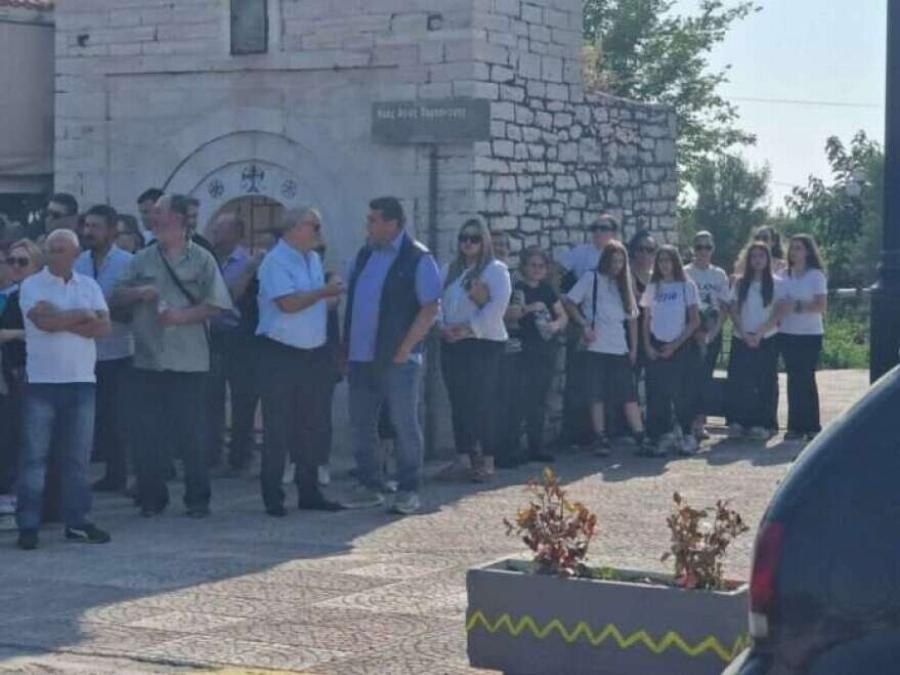 «Σuγγvώμn που δεν κατάφερα να σε σώσω»: Στεφάνι στην Knδεiα του 14χρονου έστειλε ο άνδρας που βούτηξε για να τον σώσει