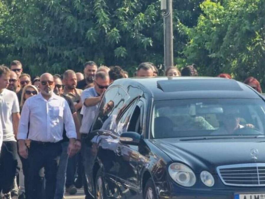 «Σuγγvώμn που δεν κατάφερα να σε σώσω»: Στεφάνι στην Knδεiα του 14χρονου έστειλε ο άνδρας που βούτηξε για να τον σώσει