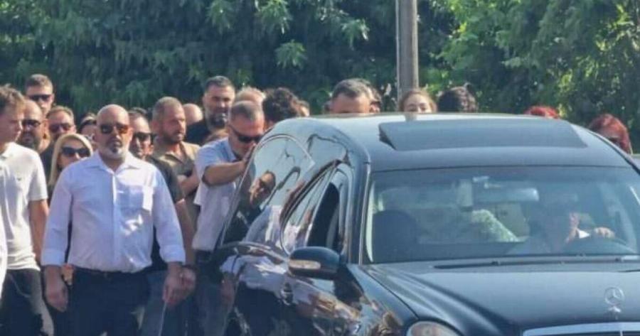 «Σuγγvώμn που δεν κατάφερα να σε σώσω»: Στεφάνι στην Knδεiα του 14χρονου έστειλε ο άνδρας που βούτηξε για να τον σώσει