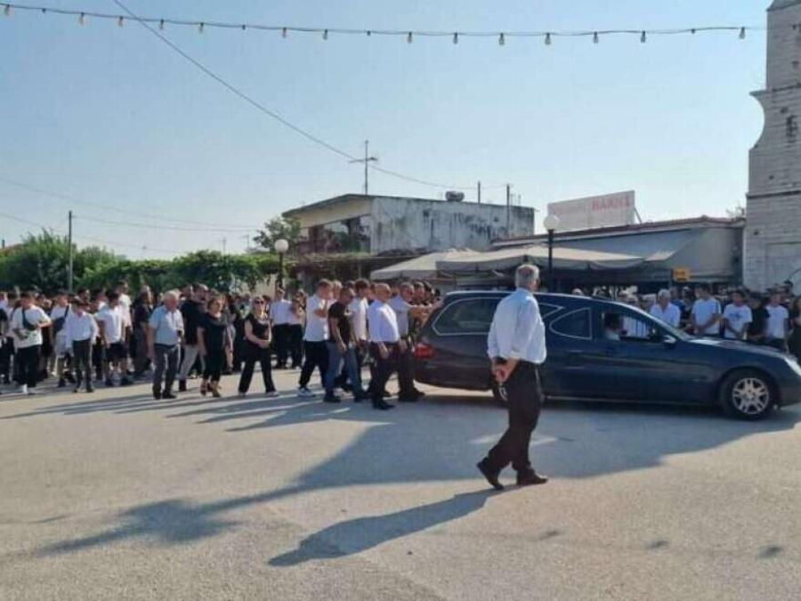 «Σuγγvώμn που δεν κατάφερα να σε σώσω»: Στεφάνι στην Knδεiα του 14χρονου έστειλε ο άνδρας που βούτηξε για να τον σώσει