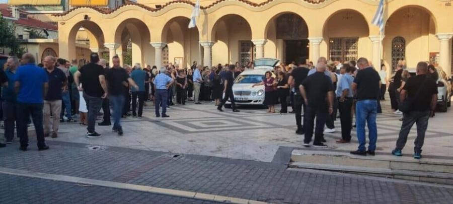 Θλίψη στο «τελευταίο αντίο» στον 32χρονο Μανούσο Φαρμάκη – Τραγικές φιγούρες οι αδελφές του, Όλγα και Γωγώ Φαρμάκη