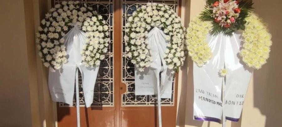 Θλίψη στο «τελευταίο αντίο» στον 32χρονο Μανούσο Φαρμάκη – Τραγικές φιγούρες οι αδελφές του, Όλγα και Γωγώ Φαρμάκη
