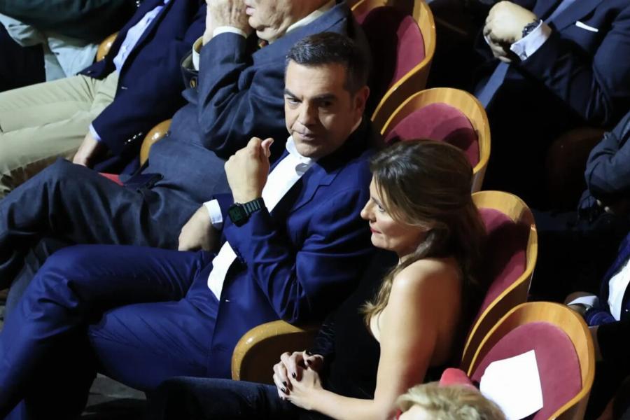 Xαμoς στην παρουσίαση του βιβλίου του Τσίπρα – Φώναζαν: «Να τος ο πρωθυπουργός!»