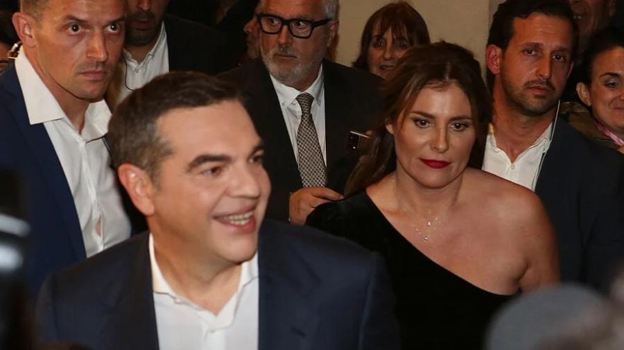 Xαμoς στην παρουσίαση του βιβλίου του Τσίπρα – Φώναζαν: «Να τος ο πρωθυπουργός!»