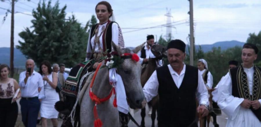 Λαμία: Ένας γάμος με εικόνες που σπανίζουν. Γαμπρός και νύφη θα συζητιούνται για καιρό