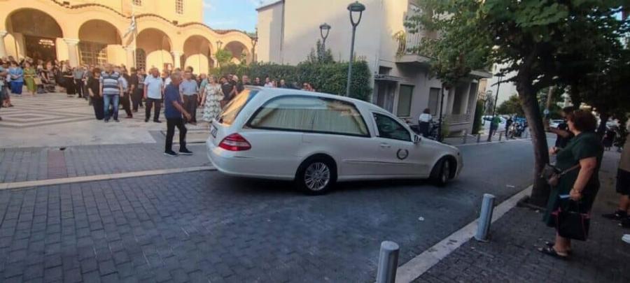 Θλίψη στο «τελευταίο αντίο» στον 32χρονο Μανούσο Φαρμάκη – Τραγικές φιγούρες οι αδελφές του, Όλγα και Γωγώ Φαρμάκη