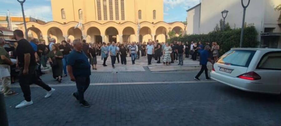 Θλίψη στο «τελευταίο αντίο» στον 32χρονο Μανούσο Φαρμάκη – Τραγικές φιγούρες οι αδελφές του, Όλγα και Γωγώ Φαρμάκη
