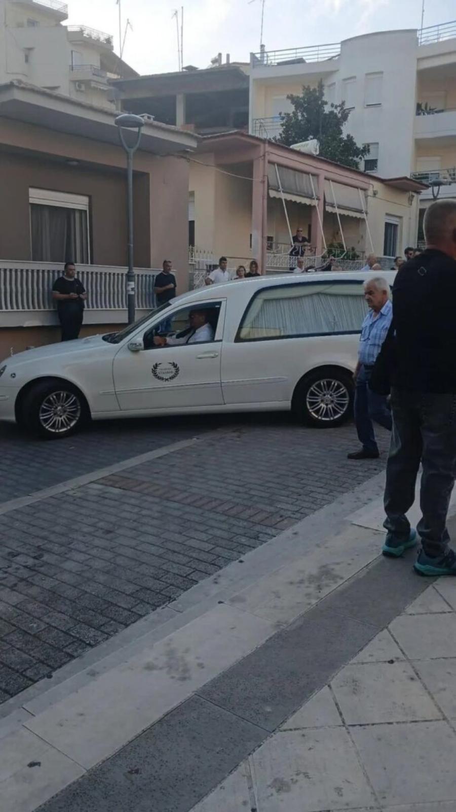 Θλίψη στο «τελευταίο αντίο» στον 32χρονο Μανούσο Φαρμάκη – Τραγικές φιγούρες οι αδελφές του, Όλγα και Γωγώ Φαρμάκη