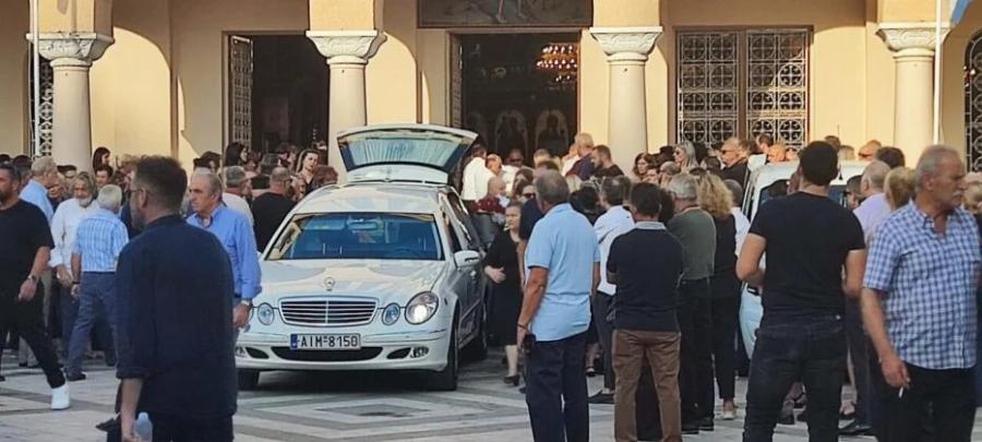 Θλίψη στο «τελευταίο αντίο» στον 32χρονο Μανούσο Φαρμάκη – Τραγικές φιγούρες οι αδελφές του, Όλγα και Γωγώ Φαρμάκη
