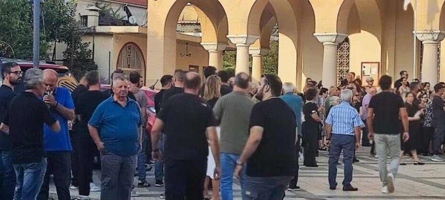 Θλίψη στο «τελευταίο αντίο» στον 32χρονο Μανούσο Φαρμάκη – Τραγικές φιγούρες οι αδελφές του, Όλγα και Γωγώ Φαρμάκη