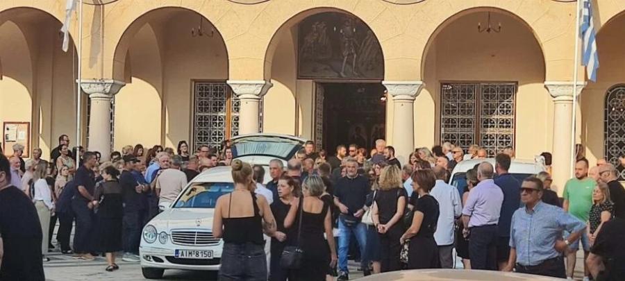 Θλίψη στο «τελευταίο αντίο» στον 32χρονο Μανούσο Φαρμάκη – Τραγικές φιγούρες οι αδελφές του, Όλγα και Γωγώ Φαρμάκη
