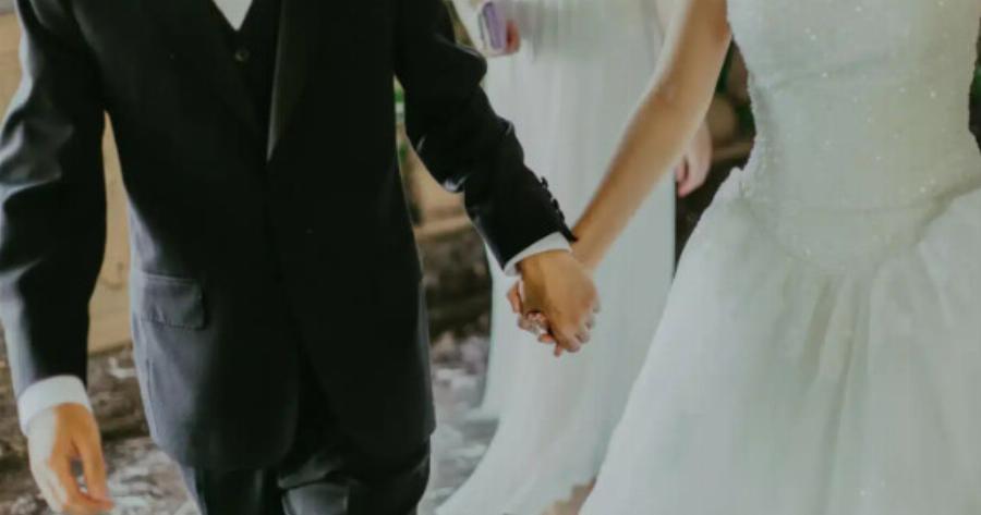 Γάμος με εισιτήριο: Ζευγάρια χρεώνουν τους καλεσμένους για να βγάλουν τα έξοδα