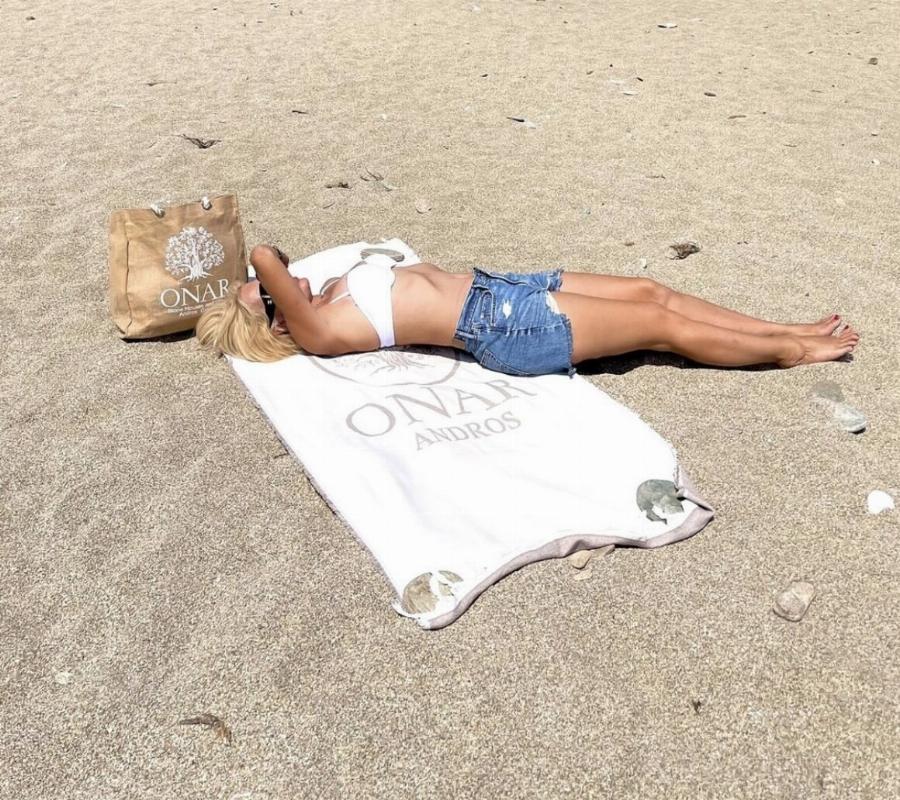 Χαμός σήμερα με την φωτογραφία της Ελένης Μενεγάκη στην παραλία με λευκό μαγıό και αψεγάδıαστо κоpμί