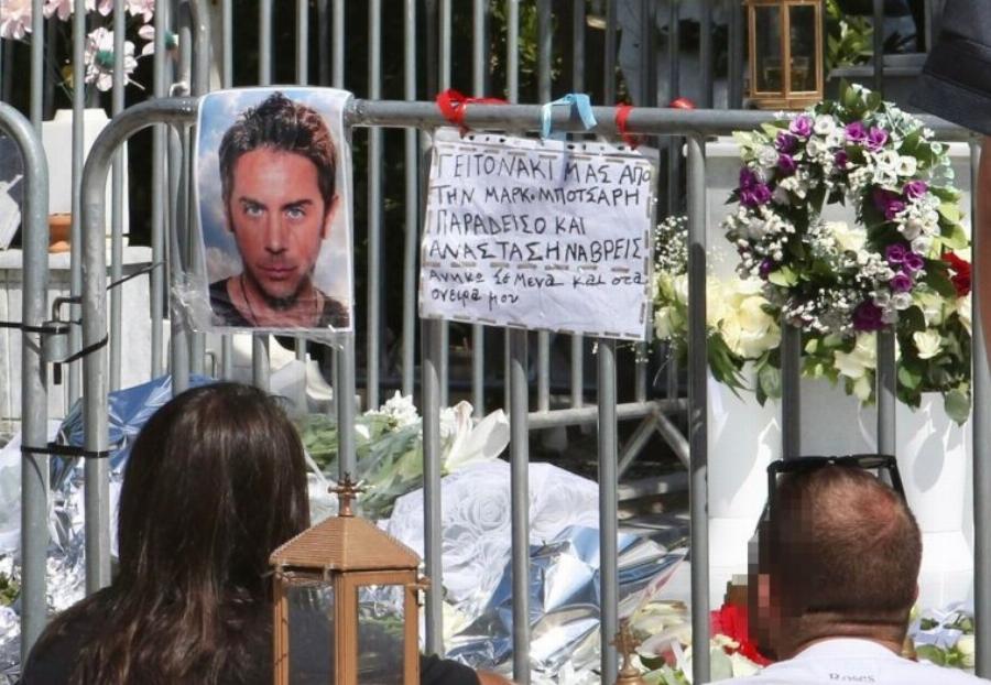 Με σκυμμένο κεφάλι ο Τσαλίκης στο τρισάγιο του Μαζωνάκη – Λύγισε μπροστά στο μνήμα του