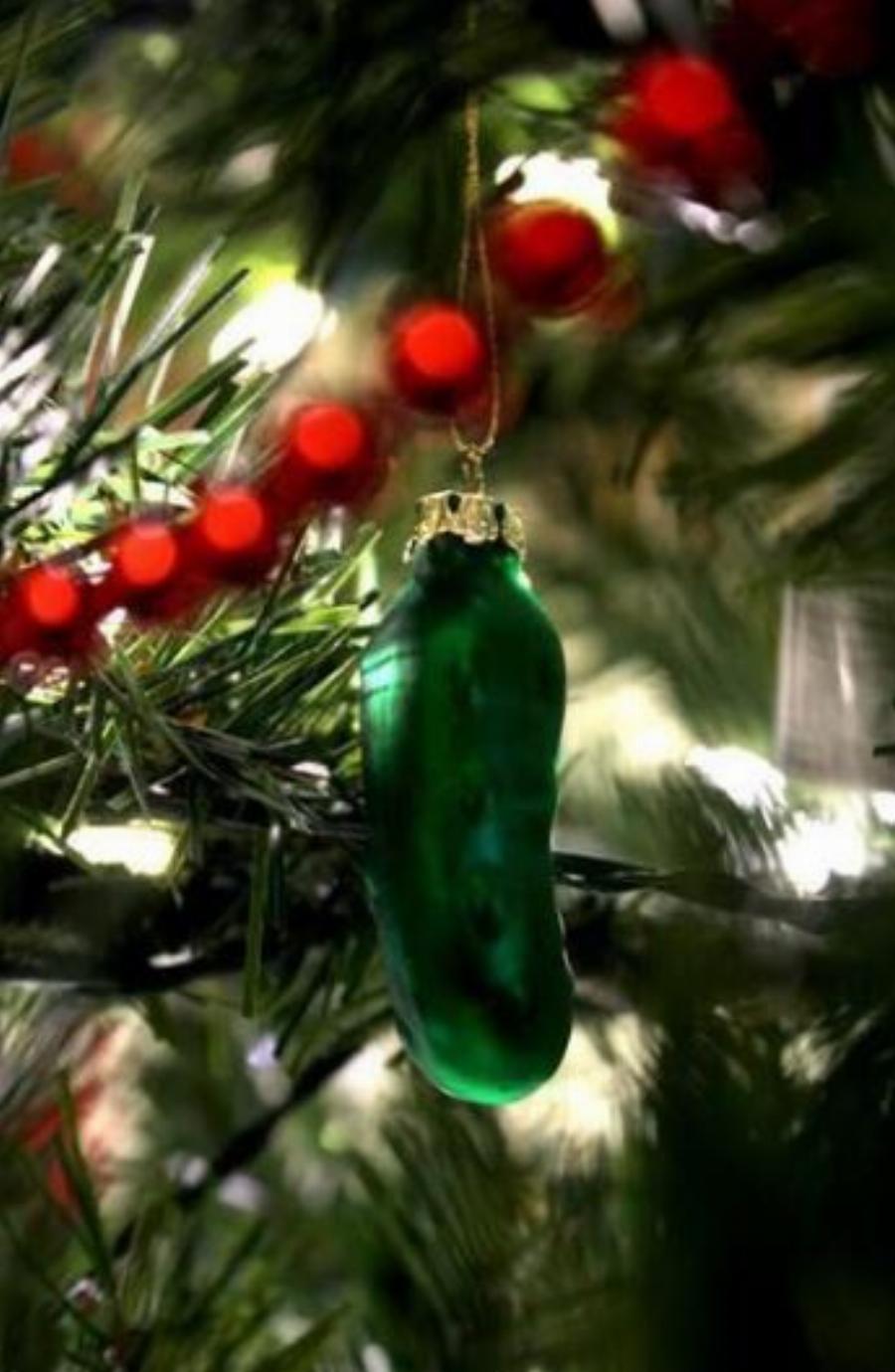 Τι θα σου συμβεί αν βάλεις ένα αγγούρι στο χριστουγεννιάτικο δέντρο πριν φύγει ο παλιός ο χρόνος