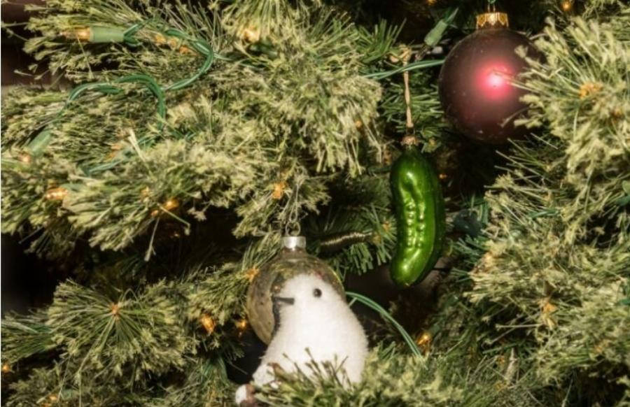 Τι θα σου συμβεί αν βάλεις ένα αγγούρι στο χριστουγεννιάτικο δέντρο πριν φύγει ο παλιός ο χρόνος