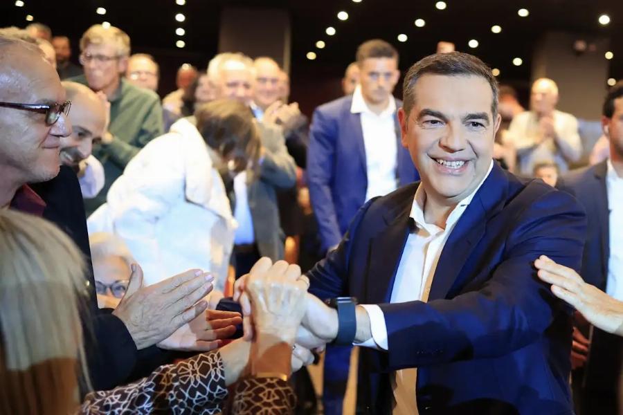 Xαμoς στην παρουσίαση του βιβλίου του Τσίπρα – Φώναζαν: «Να τος ο πρωθυπουργός!»