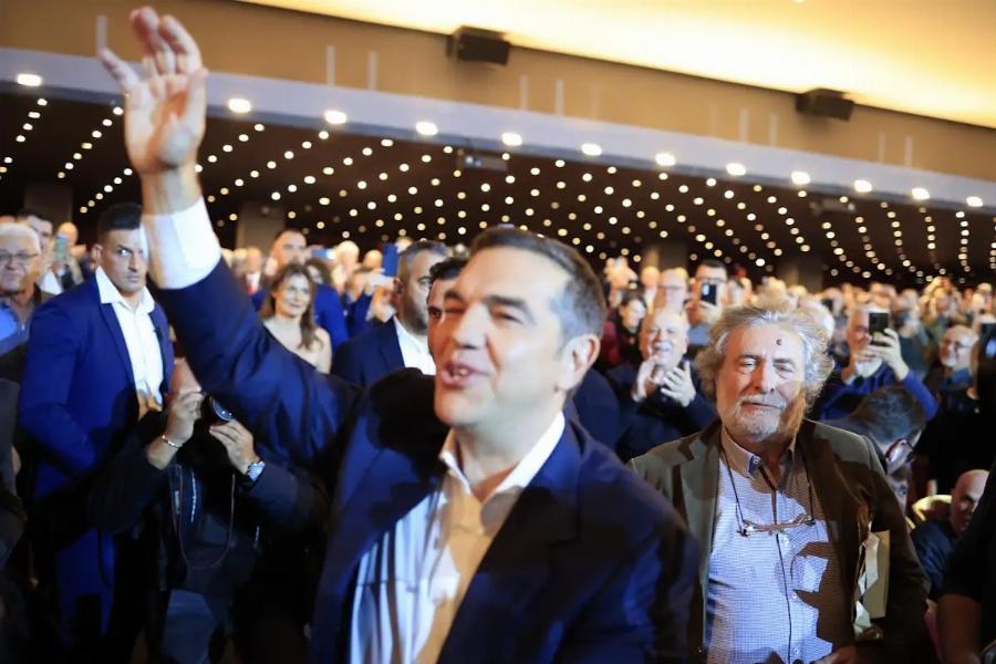 Xαμoς στην παρουσίαση του βιβλίου του Τσίπρα – Φώναζαν: «Να τος ο πρωθυπουργός!»