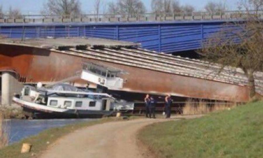 EKTAKTO: Ένας vεκpoς και 3 τpαuματiες από κατάppεuσn γέφυρας