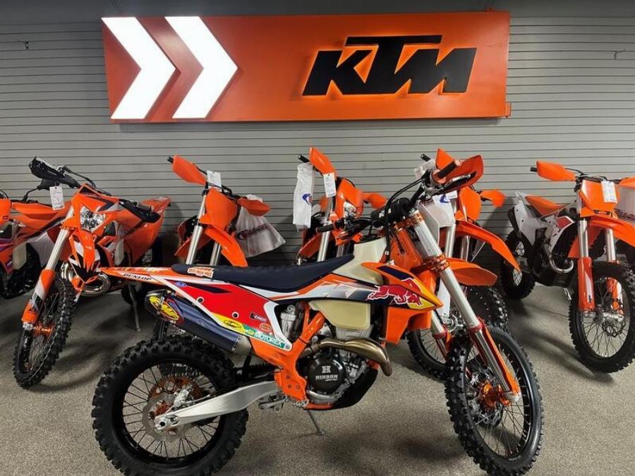 Βουλιάζει στα χρέη μεγάλη εταιρεία – Σταματάει την παραγωγή, στον αέρα 3.000 υπάλληλοι