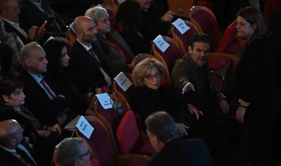 Xαμoς στην παρουσίαση του βιβλίου του Τσίπρα – Φώναζαν: «Να τος ο πρωθυπουργός!»