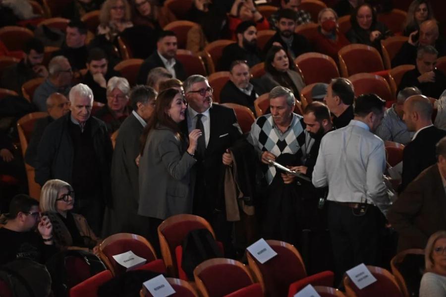 Xαμoς στην παρουσίαση του βιβλίου του Τσίπρα – Φώναζαν: «Να τος ο πρωθυπουργός!»