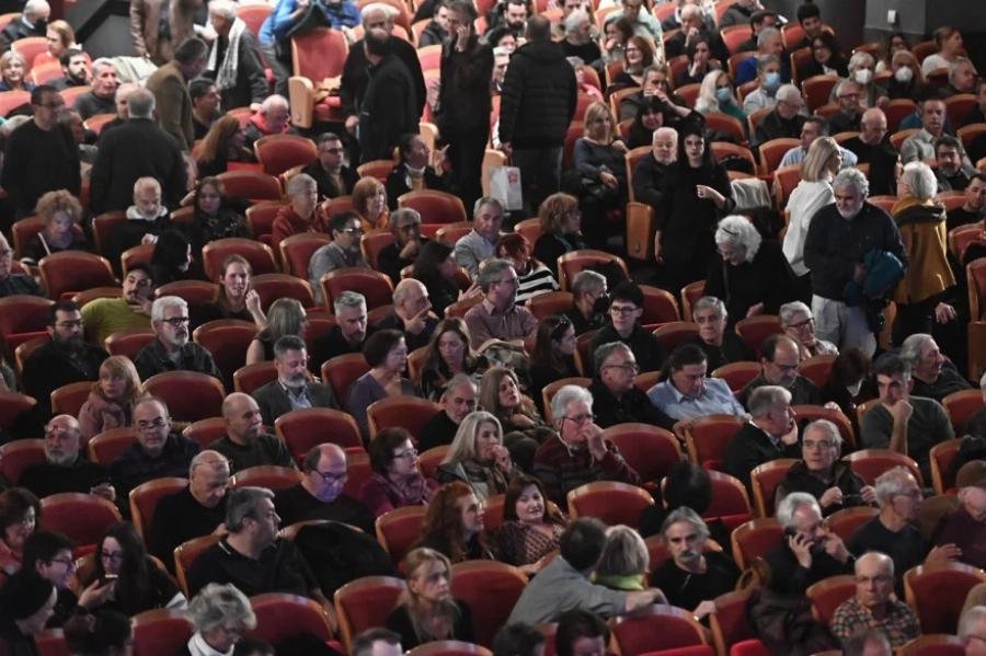 Xαμoς στην παρουσίαση του βιβλίου του Τσίπρα – Φώναζαν: «Να τος ο πρωθυπουργός!»