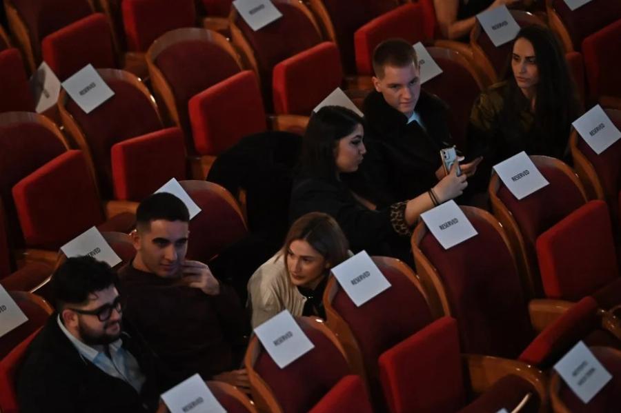 Xαμoς στην παρουσίαση του βιβλίου του Τσίπρα – Φώναζαν: «Να τος ο πρωθυπουργός!»