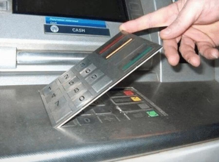 Αν δεις αυτό στο ATM φύγε αμέσως μακριά: Σου «αδειάζουν» τον τραπεζικό λογαριασμό αμέσως