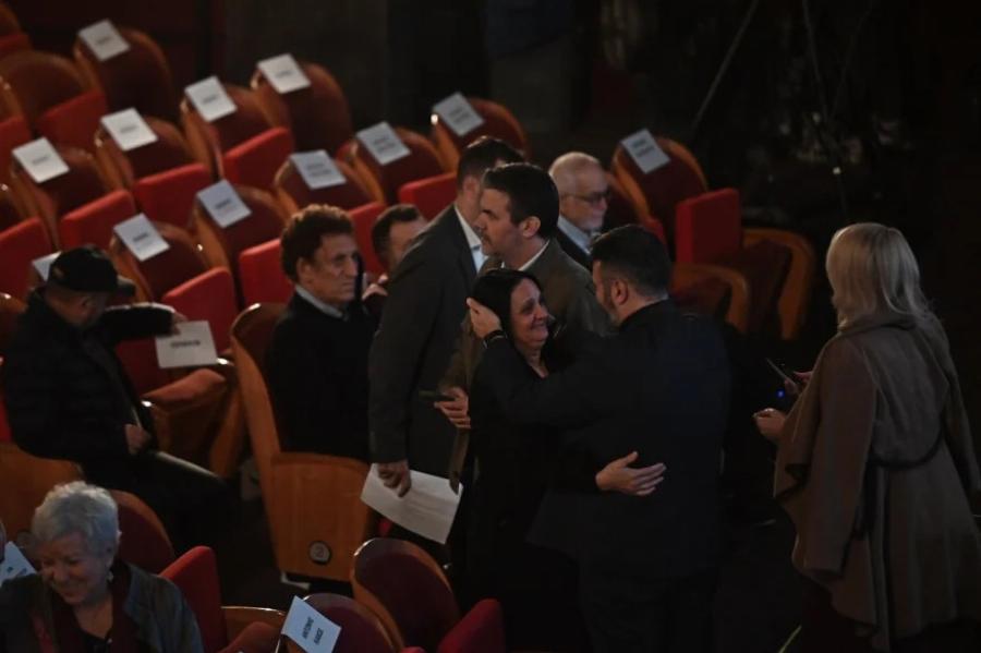 Xαμoς στην παρουσίαση του βιβλίου του Τσίπρα – Φώναζαν: «Να τος ο πρωθυπουργός!»