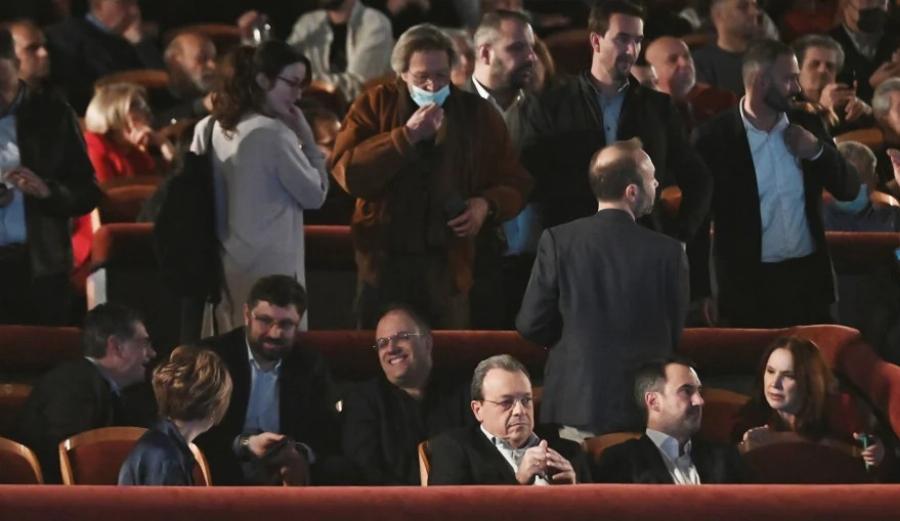 Xαμoς στην παρουσίαση του βιβλίου του Τσίπρα – Φώναζαν: «Να τος ο πρωθυπουργός!»