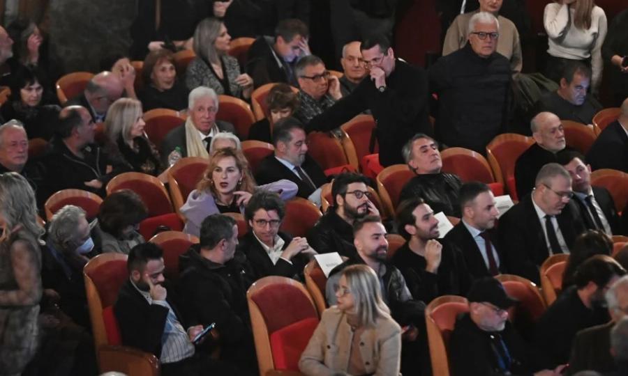 Xαμoς στην παρουσίαση του βιβλίου του Τσίπρα – Φώναζαν: «Να τος ο πρωθυπουργός!»