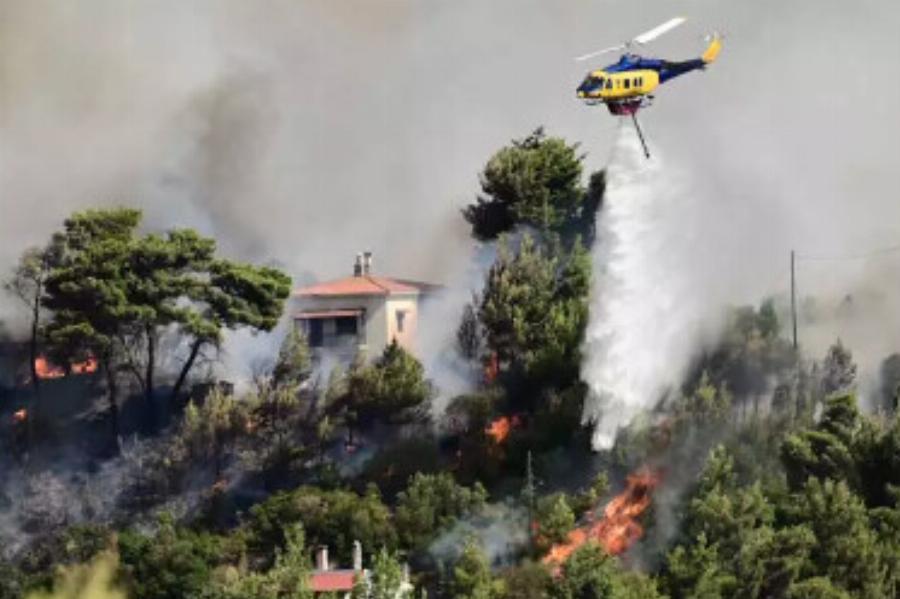 EKTAKTO – Εκκενώνεται Ροδόπολη, Αμυγδαλέζα Σταμάτας και Γραμματικό λόγω της μεγάλης φωτιάς στο Βαρνάβα