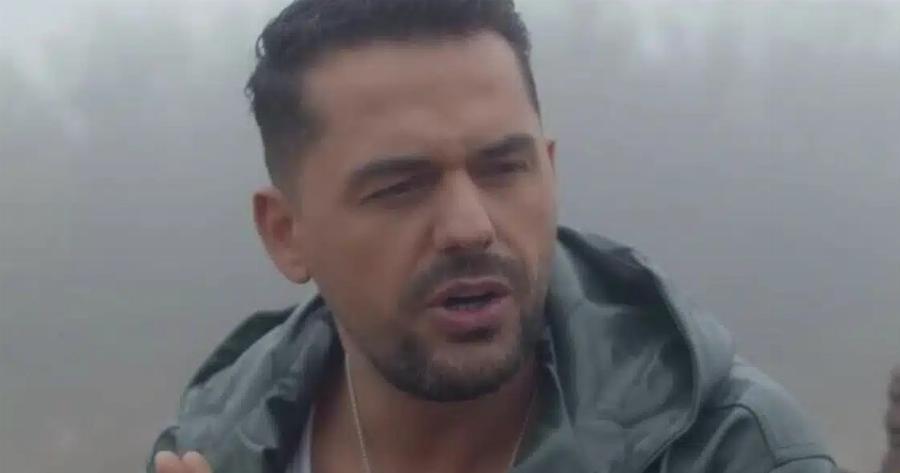 Πέθαvε ο Αλβανός τραγουδιστής Σπατ Κασάπι σε ηλικία 40 ετών σε συναυλία