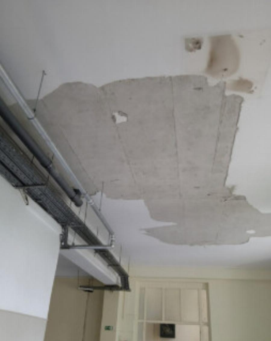Έπεσε ταβάνι σε διάδρομο του νοσοκομείου ΚΑΤ – Απίστευτες εικόνες