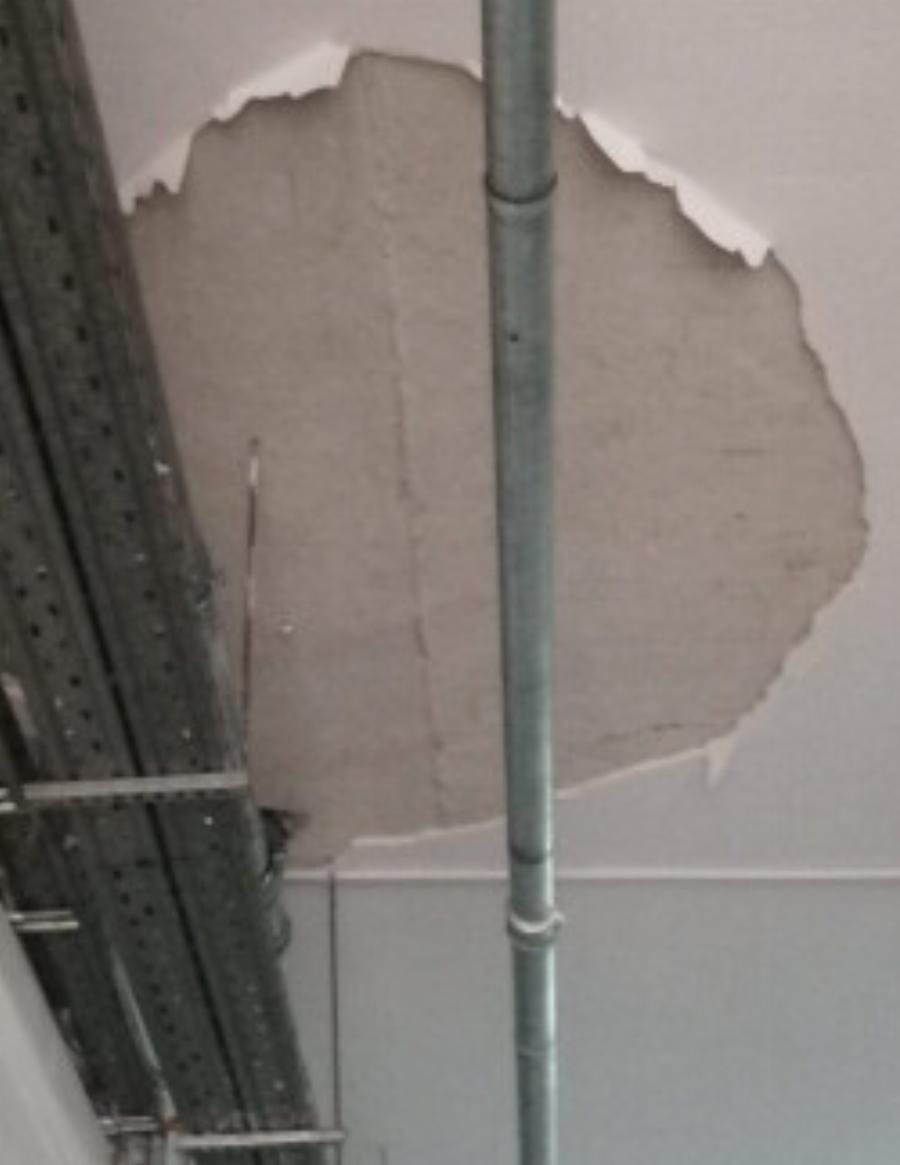 Έπεσε ταβάνι σε διάδρομο του νοσοκομείου ΚΑΤ – Απίστευτες εικόνες