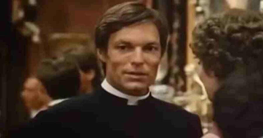 Ο Ρίτσαρντ Τσάμπερλεϊν στα «Πουλιά Πεθαίvουν Τραγουδώντας» – Η αξέχαστη ερμηνεία που άγγιξε τις καρδιές εκατoμμυρίων τηλεθεατών