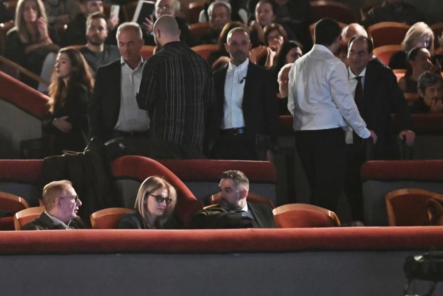 Xαμoς στην παρουσίαση του βιβλίου του Τσίπρα – Φώναζαν: «Να τος ο πρωθυπουργός!»