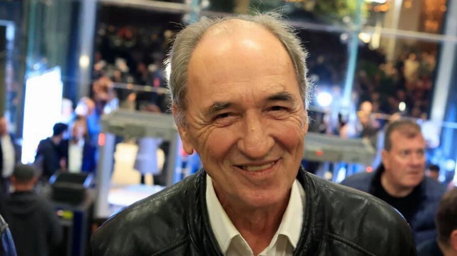 Xαμoς στην παρουσίαση του βιβλίου του Τσίπρα – Φώναζαν: «Να τος ο πρωθυπουργός!»